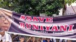 Foto: Deretan Spanduk Save Buni Yani di Lokasi Sidang Vonis