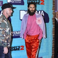 Jared Leto saat menghadiri MTV Europe Music Awards 2017 di London, Inggris, baru-baru ini. Ia memadukan blouse pink dengan jas lavender yang berhiaskan korsase. Track pants atau celana olahraga merah menyalah dipilih sebagai bawahannya. Semuanya rancangan Gucci. (Foto: Getty Images)