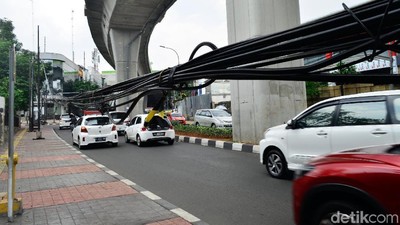 Duh, Kabel Semrawut Bahayakan Pengguna Jalan