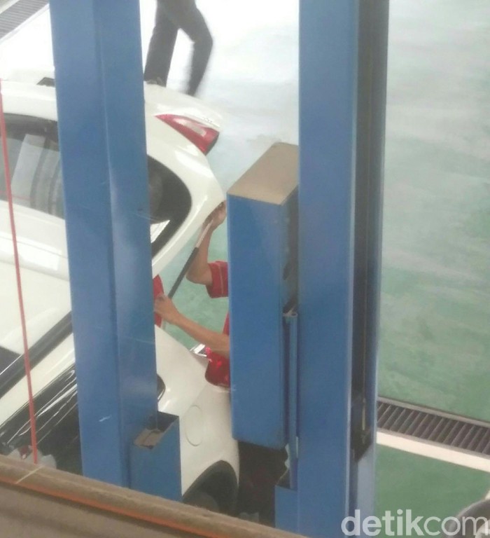 Mitsubishi mengumumkan penarikan kembali atau recall mobil SUV Outlander Sport karena risiko masalah pegas pintu bagasi belakang dan wiper.