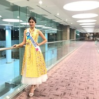 Gaun batik kekuningan rancangan Danny Satriadi membungkus tubuh seksi Kevin Lilliana di hari kelimanya. (Foto: Instagram/Kevin Lilliana)