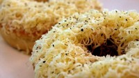 Daging babi kering dan rumput laut dipadukan jadid topping donat. Donat ini bisa Anda dapatkan di China dan disebut sebagai donat gurih yang unik. Foto: Istimewa