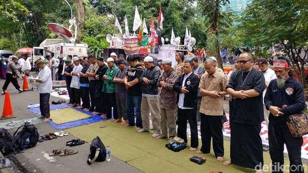 Massa pendukung Buni Yani salat berjemaah, Selasa (14/11/2017)