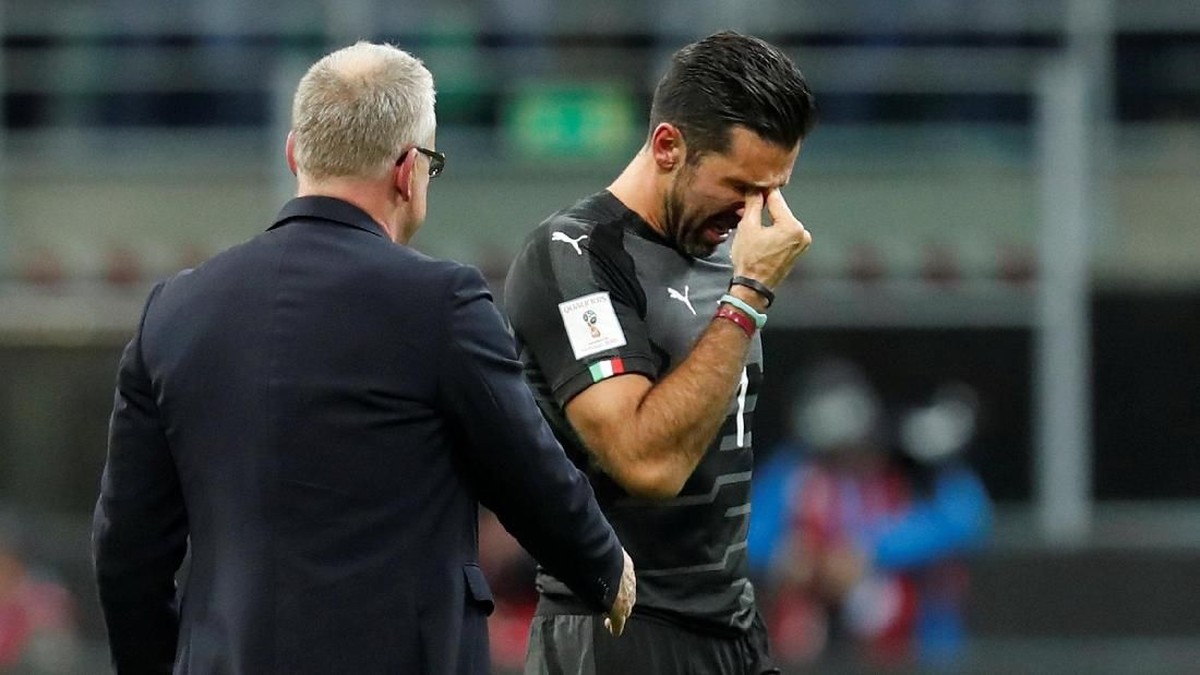 Gianluigi Buffon menangis usai Italia gagal ke Piala Dunia 2018 (Alessandro Garofalo/Reuters)