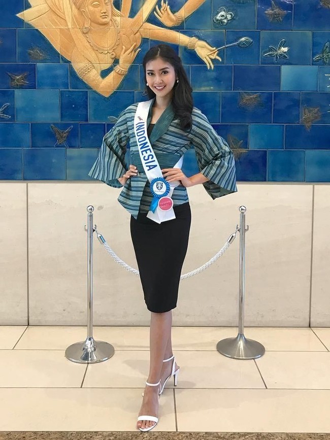 Kevin Lilliana saat mengenakan rancangan IKAT Indonesia by Didiet Maulana. (Foto: Instagram/Kevin Lilliana)