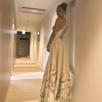 Hadiri acara Welcoming Dinner, Kevin Lilliana lagi-lagi mengandalkan rancangan Danny Satriadi, kali ini gaun putih backless nan anggun. (Foto: Instagram/Kevin Lilliana)