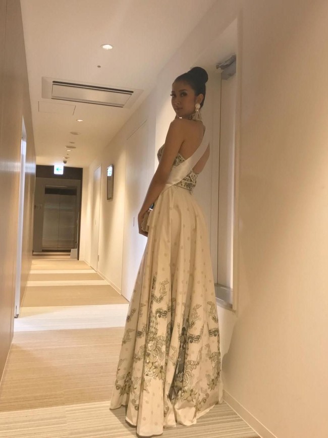 Hadiri acara Welcoming Dinner, Kevin Lilliana lagi-lagi mengandalkan rancangan Danny Satriadi, kali ini gaun putih backless nan anggun. (Foto: Instagram/Kevin Lilliana)