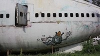 Di sana terletak sejumlah pesawat yang tak lagi terpakai. Ada satu Boeing 747 dan dua McDonnell Douglas MD-82. Pesawat-pesawat di sana bentuknya tak lagi utuh, bagian-bagiannya banyak yang terpisah (Taylor Weidman/Getty Images AsiaPac/Getty Images/CNN)