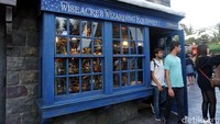 Buat kamu yang mencari merchandise berupa jubah-jubah dihir Hogwarts, lengkap dengan emblemnya, toko perlengkapan sihir ini bisa jadi pilihan. Rasanya ingin memborong semua isi toko ini (Wahyu/detikTravel)