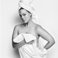 Ashley Graham menampakkan tubuh curvynya dalam seri foto ini. Foto: ist