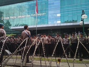 Kawat Berduri Hingga Kendaraan Taktis Amankan Sidang Vonis Buni Yani