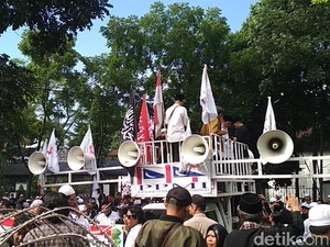 Massa Alumni 212 Berdatangan ke Lokasi Sidang Vonis Buni Yani