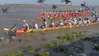 Foto: Pada tahun ini sebanyak 270 kapal yang berasal dari desa-desa yang tersebar di Kamboja siap berlaga di Sungai Tonle Sap. Sungai ini membentang di depan istana Kamboja (AFP)