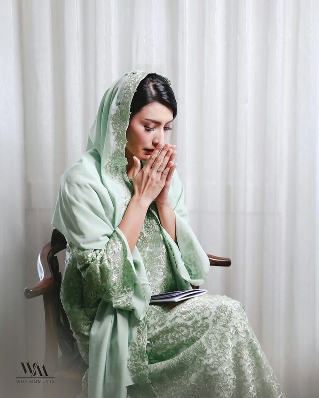 Hijau juga menjadi pilihan artis Tyas Mirasih di hari pengajian. Gaun panjang penuh detail embroidery dipercantik lengan bell sleeve. Foto: Dok. Instagram