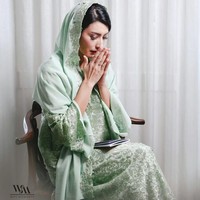 Hijau juga menjadi pilihan artis Tyas Mirasih di hari pengajian. Gaun panjang penuh detail embroidery dipercantik lengan bell sleeve. Foto: Dok. Instagram