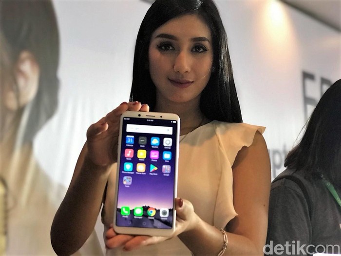 Oppo F5. Foto: Adi Fida Rahman/detikINET Oppo F5. Foto: Adi Fida Rahman/detikINET