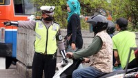 Seorang pemotor diminta menepi.