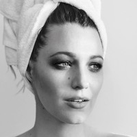 Blake Lively menampilkan kecantikan yang alam dalam nuansa foto hitam dan putih. Foto: ist