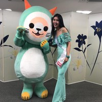 Mengenakan jumpsuit off-shoulder karya Adit Adcee, Kevin Lilliana menebar pesonanya. (Foto: Instagram/Kevin Lilliana)