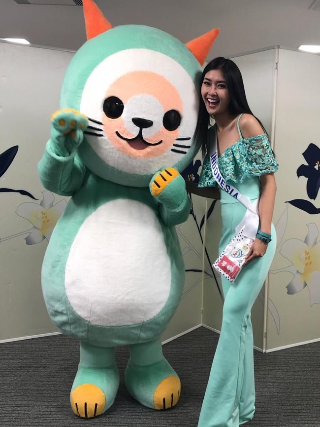 Mengenakan jumpsuit off-shoulder karya Adit Adcee, Kevin Lilliana menebar pesonanya. (Foto: Instagram/Kevin Lilliana)