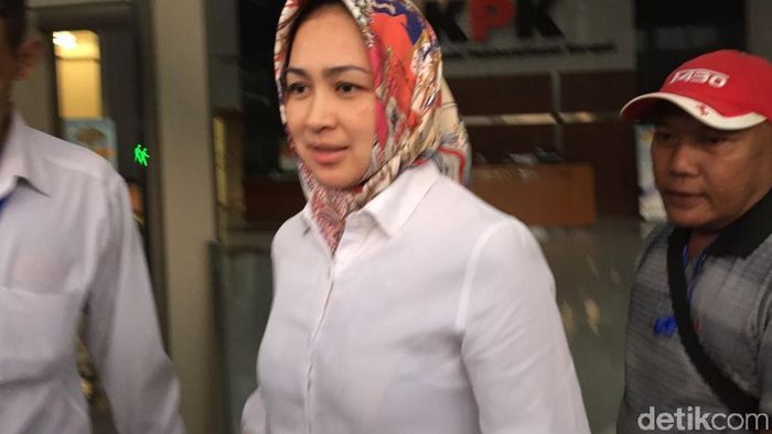 Menhub Pakai Baju Adat Saat Rapat Bareng DPR Wali Kota Tangerang Selatan (Tangsel) Airin Rachmi Diany menjalani pemeriksaan di KPK. Pemeriksaan Airin berkaitan dengan penyelidikan suatu perkara.
