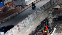 Pekerja terus menyelesaikan pembangunan underpass Mampang-Kuningan.