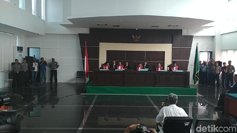 Buni Yani Divonis 1,5 Tahun Bui Buni Yani Divonis 1,5 Tahun Bui