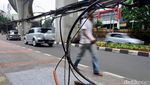 Duh, Kabel Semrawut Bahayakan Pengguna Jalan