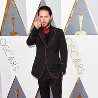 Menghadiri Oscars 2016, Jared mengenakan jas serba hitam yang dipadu dengan dasi berbentuk korsase. (Foto: Getty Images)