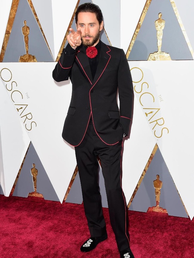 Menghadiri Oscars 2016, Jared mengenakan jas serba hitam yang dipadu dengan dasi berbentuk korsase. (Foto: Getty Images)