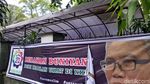 Foto: Deretan Spanduk Save Buni Yani di Lokasi Sidang Vonis