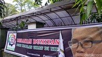 Ada spanduk bertuliskan Bebaskan Buni Yani (Foto: Tri Ispranoto/detikcom)