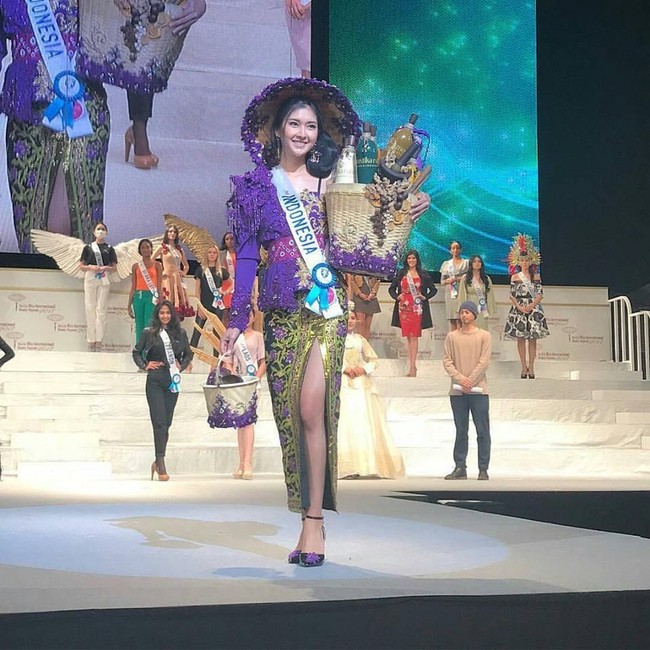 Kevin menyatakan rasa bahagia dan syukur atas kemenangannya di akun Instagram. I did my best for my country, I pray as much as I can, I thank God because my prayer was answered last night. And it woudn’t happen without your supports and prayer, Indonesia! I can’t stop to express my feeling, I feel so grateful and blessed. Thank you very much, tulis pemilik akun Instagram @kevinlln tersebut. Foto: Instagram Official Puteri Indonesia