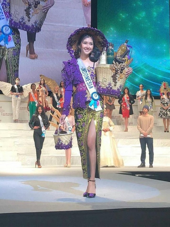 Ini Kevin Lilliana dengan kostum Mbok Jamu. Unik dan seksi! (Foto: Instagram/Kevin Lilliana)