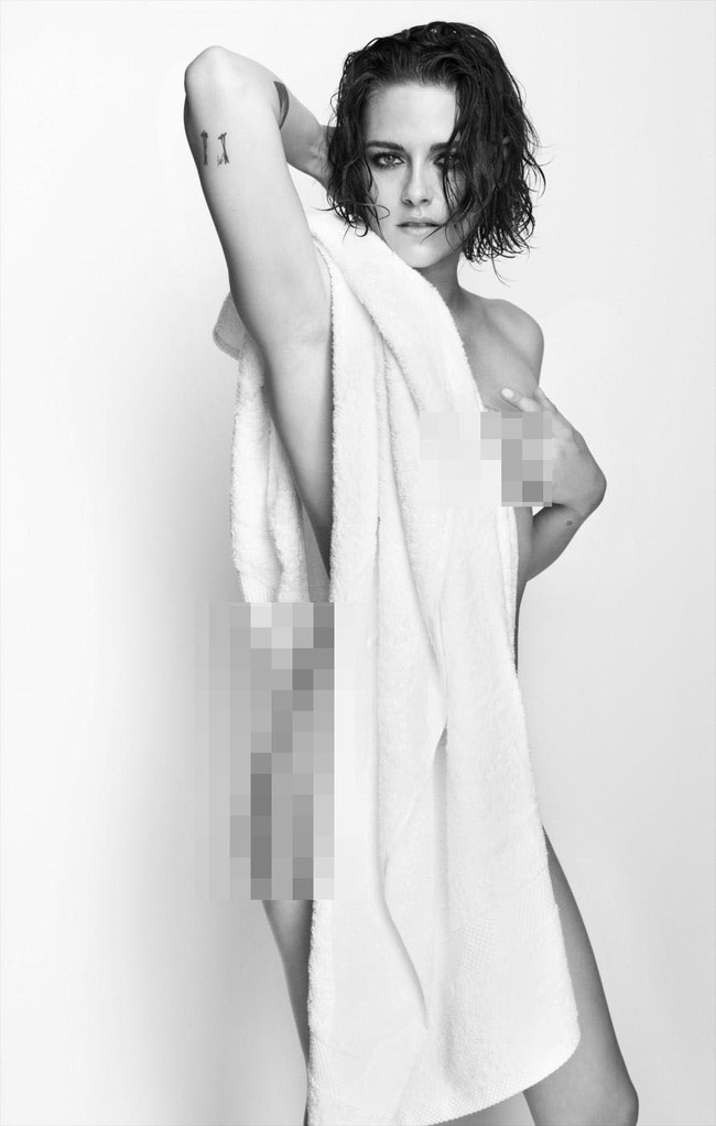 Kristen Stewart tampil berani dengan handuk yang hanya disampirkan di bahunya. Foto: ist