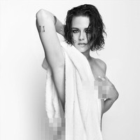 Kristen Stewart tampil berani dengan handuk yang hanya disampirkan di bahunya. Foto: ist