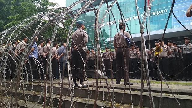 Kawat Berduri Hingga Kendaraan Taktis 'Amankan' Sidang Vonis Buni Yani