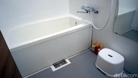 Foto: Sementara di ruangan lainnya berisi bathtube buat berendam air hangat dan mandi. (Wahyu/detikTravel)