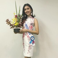 Kevin Lilliana mengenakan mini-dress putih cheongsam karya Albert Yanuar. Foto: Instagram/Kevin Lilliana