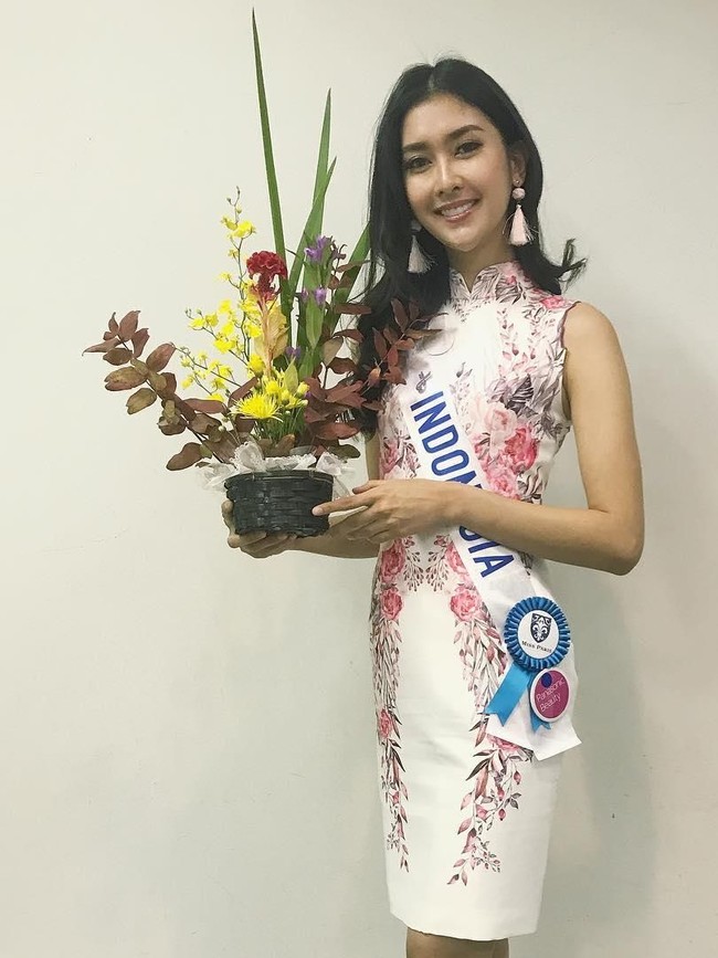 Kevin Lilliana mengenakan mini-dress putih cheongsam karya Albert Yanuar. Foto: Instagram/Kevin Lilliana