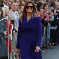 Melania memakai coat ungu Emilio Pucci seharga 1.730 punds atau Rp 30 juta untuk memulai tur Asianya. Foto: Dok. Getty Images