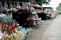 Menengok Kampung 'Terompet' di Cirebon Jelang Tahun Baru