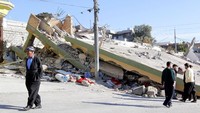 Gempa tersebut juga menimbulkan tanah longsor yang menyulitkan tim penyelamat.  (Foto: Dok. REUTERS/Ako Rasheed)