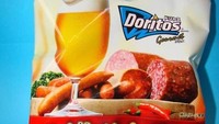 Doritos ini memiliki rasa unik yaitu perpaduan antara sosis dan bir. Rasanya renyah dengan semburat rasa bir yang unik! Foto: Istimewa