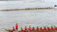 Foto: Kegiatan festival ini tidak hanya diisi dengan balapan perahu, namun juga nantinya ada konser dan kembang api. Peraru-perahu nantinya akan terang benderang di bawah sinar purnama (AFP)
