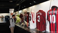 Di dalam museum, kamu bisa menemukan kostum-kostum pemain legendaris seperti Kaka, Shavechenko, Roberto Baggio, Ibrahimovic, dan Diego Milito. (Erwin/detikTravel) Di dalam museum, kamu bisa menemukan kostum-kostum pemain legendaris seperti Kaka, Shavechenko, Roberto Baggio, Ibrahimovic, dan Diego Milito. (Erwin/detikTravel)