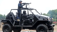 Acara ini juga dihadiri Mayjen Marinir Bambang Suswantono selaku pimpinan tertinggi Korps Marinir, KASAU Marsekal Hadi Tjahjanto, Pangarmatim Laksamada Muda TNI Darwanto, Pangarmabar Laksamana Muda TNI Aan Kurnia, Menteri ESDM Ignasius Jonan dan Wakil Menteri ESDM Archandra Tahar.