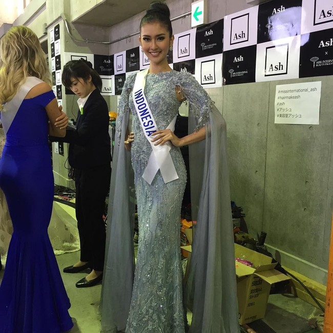 Gaun ini ada dalam koleksi Ivan berjudul Thallasa: Mother of Sea. Lewat Instagram sang desainer, terungkap bila gaun Kevin Lilliana dengan warna ice blue tersebut mendapat inspirasinya dari keindahan laut Indonesia. Foto: Instagram