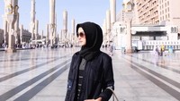 Sebagai umat Muslim yang taat, Kevin juga sempat umrah ke Masjid Nabawi di Madinah. Ini tampilannya dengan hijab. Bikin pangling ya? (@kevinlln/Instagram)