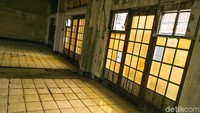 Area dengan kaca-kaca berwarna kuning ini berlokasi di lantai ketiga gedung tersebut.